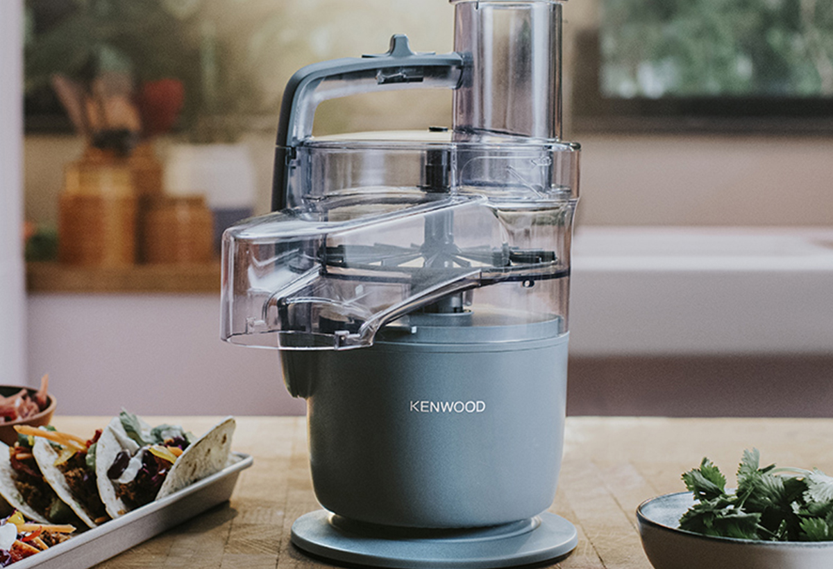 Το πολυμίξερ τοποθετημένο πάνω σε ένα πάγκο